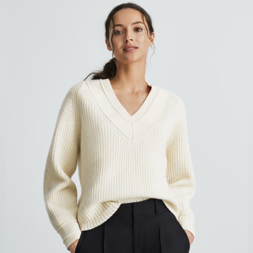Everlane Women's Cream V-Neck Sweater